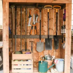 praktisch und einfach einen lagerschuppen auf rädern mit holzbrettern erstellen