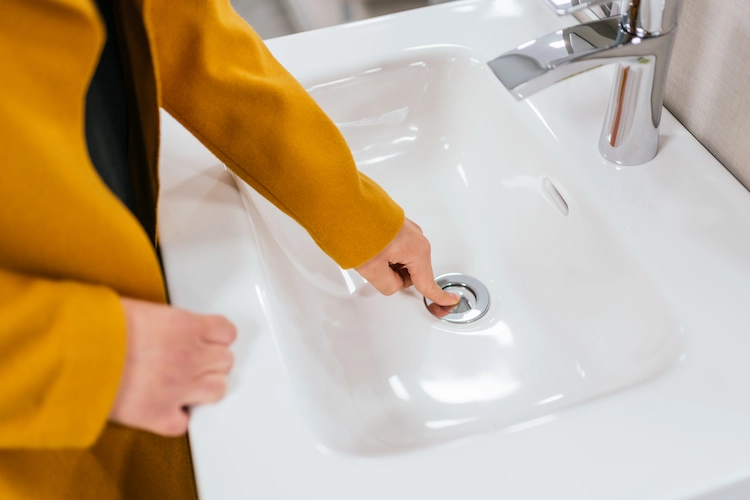 rohrleitungen und waschbecken mit abflüssen im bad stets sauber halten