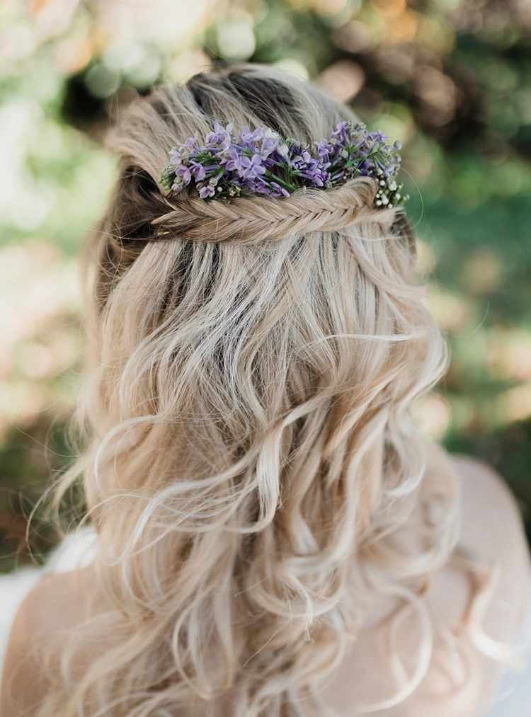 romantische halboffene frisur mit fischgrätenzopf und blumenkranz