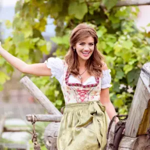 schnelle Dirndl Frisuren mittellanges Haar halboffene Flechtfrisuren selber machen