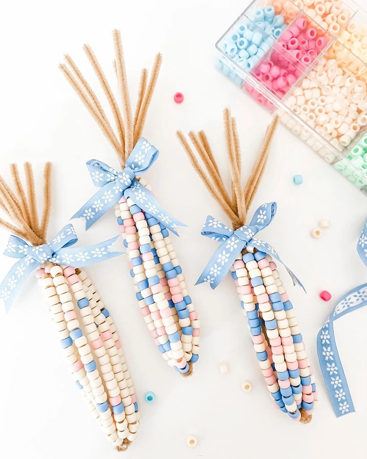 Schöne Deko zum Verschenken mit beigen Pfeifenreinigern und Perlen