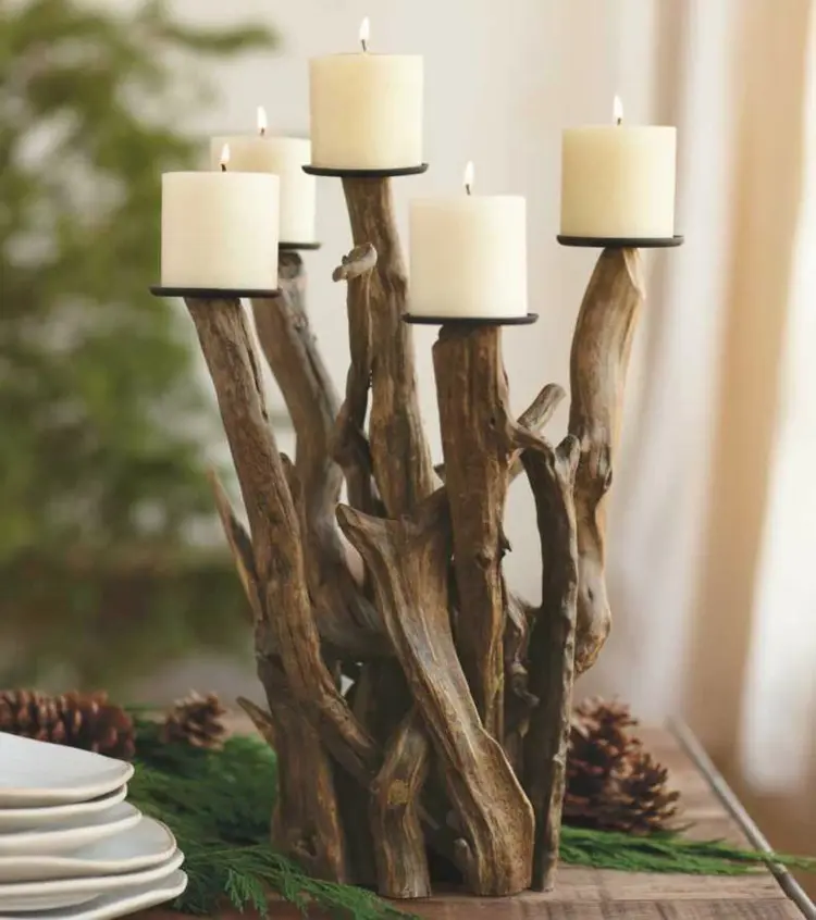 Schöner Kerzenständer aus lackiertem Treibholz für die Tischdeko