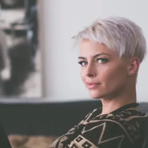 Schöner Kurzhaarschnitt Pixie Cut bei grau gefärbten Haaren