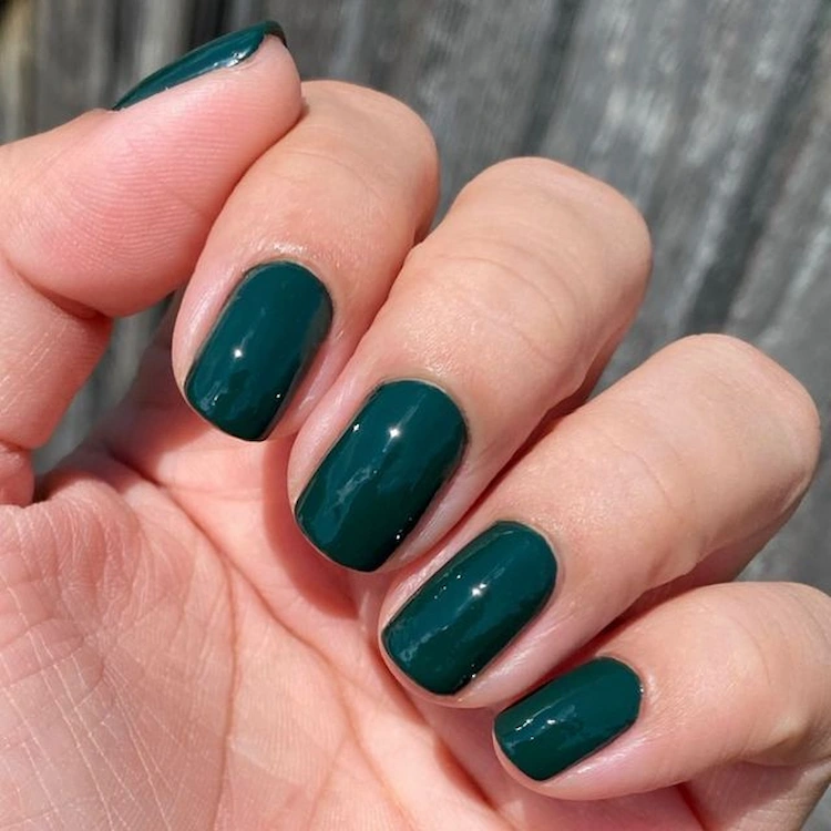 Smaragdgrüne Nägel sind stilvoll und schick