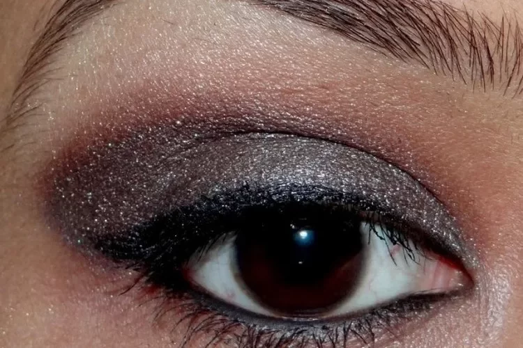 Smokey Eyes schminken - Anleitung mit Produkten aus der Drogerie