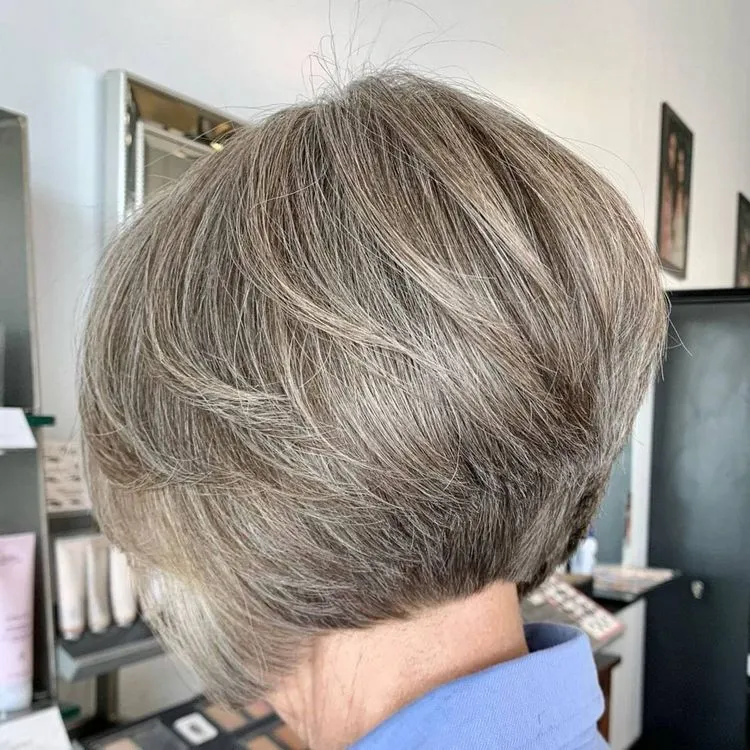 Stufiger, grauer Bob-Haarschnitt für ältere Damen