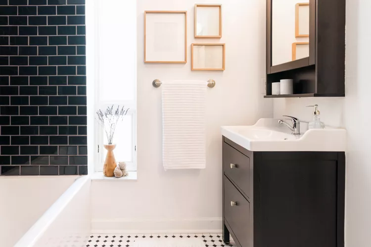 teilweise mit keramikfliesen verkleidete badezimmerwand über der badewanne als klassische wahl