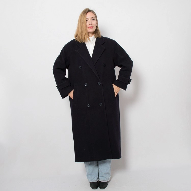Wählen Sie einen Mantel mit einer Länge knapp über dem Knöchel, wie diesen von Peter Hahn Herbstmode