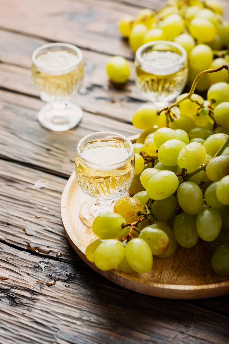 weiße trauben eignen sich für die herstellung von weißwein oder zum traubenlikör selber machen