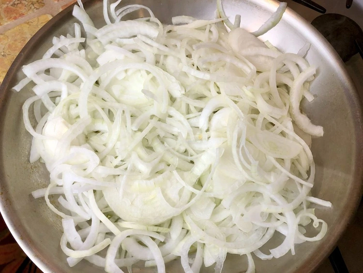 Weiße Zwiebel für Zwiebelkuchen mit Blätterteig verwenden