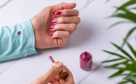 Wie kann man Nagellack aus Kleidung entfernen?