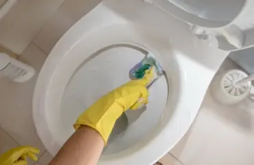 Wie kann man unter dem Toilettenrand reinigen