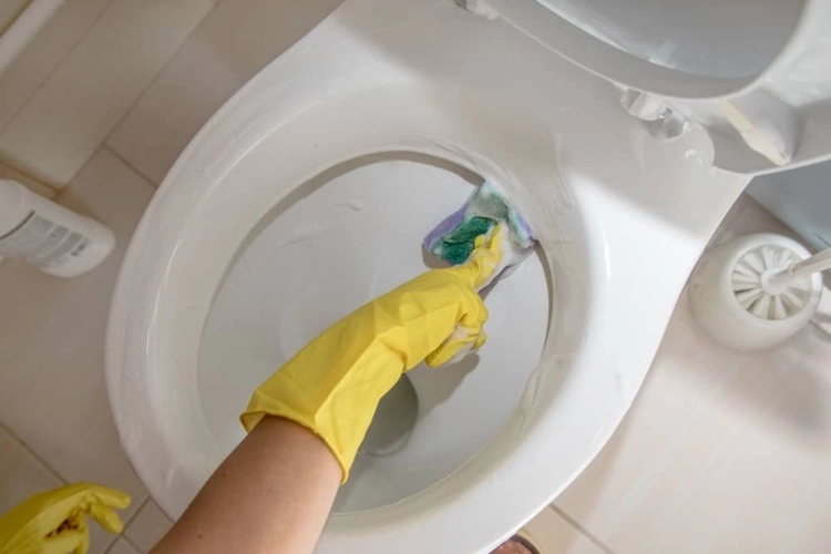 Wie kann man unter dem Toilettenrand reinigen