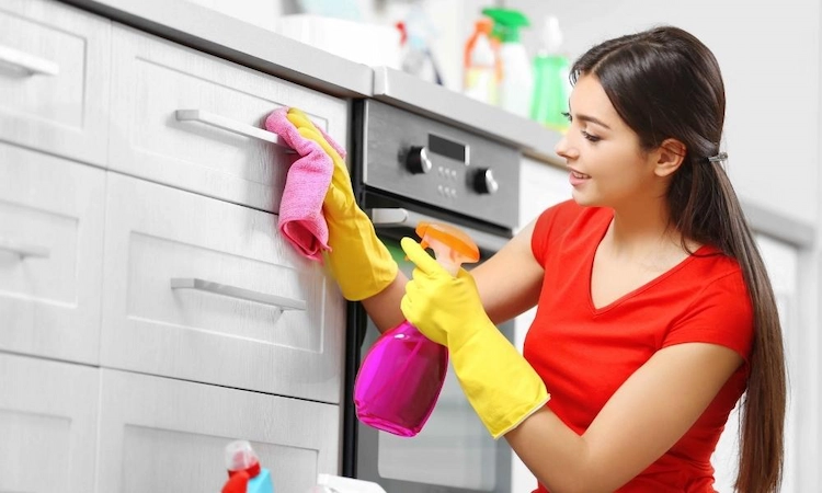 wie oft sollte man die küchenschränke reinigen