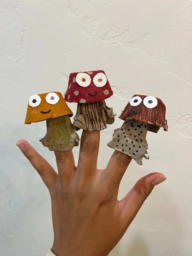 Witzige Pilze basteln mit Eierkarton für den Herbst als Fingerpuppen