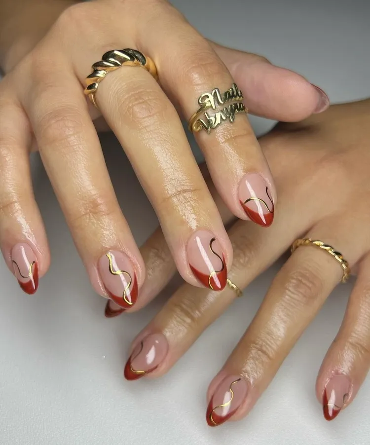 abstrakte pumpkin spice french nails mit goldenen akzenten