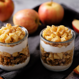 apfel crumble dessert im glas mit joghurt