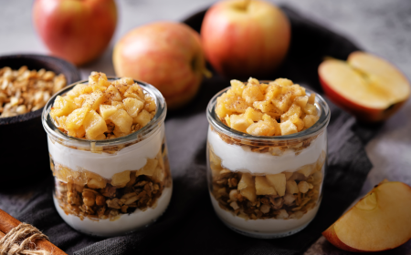 apfel crumble dessert im glas mit joghurt