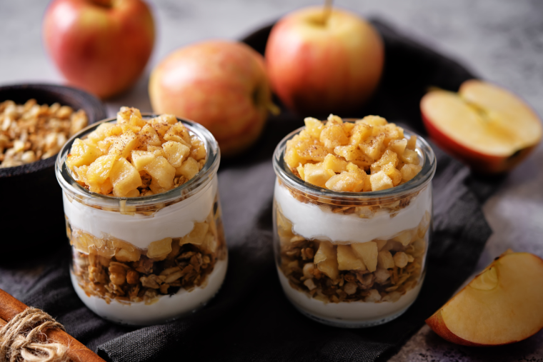 apfel crumble dessert im glas mit joghurt