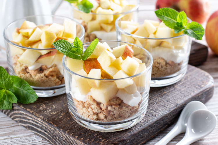 apfel crumble dessert im glas mit minze als dekoration