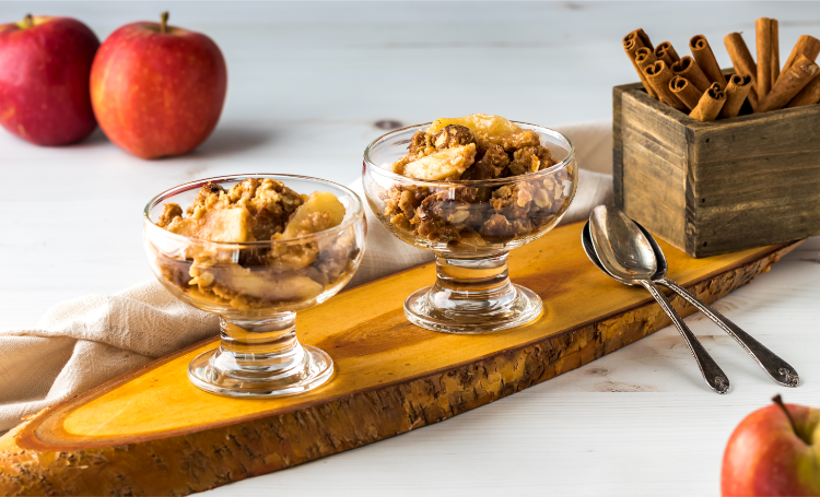 apfel crumble dessert im glas mit zimt