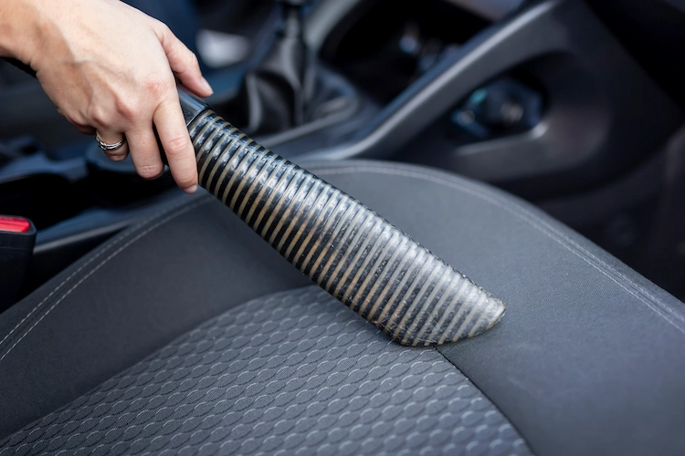 autostaubsauger verwenden und erbrochenes im autositz absaugen