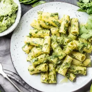 Avocado Lemon Pasta mit Rucola und Knoblauch selber machen