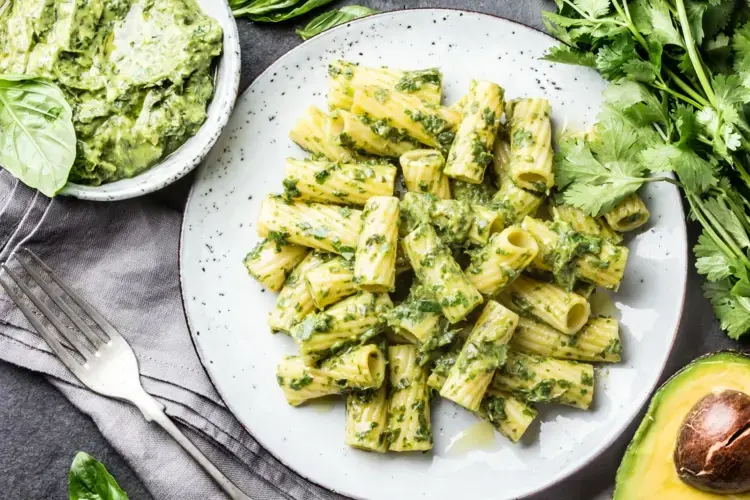 Avocado Lemon Pasta mit Rucola und Knoblauch selber machen