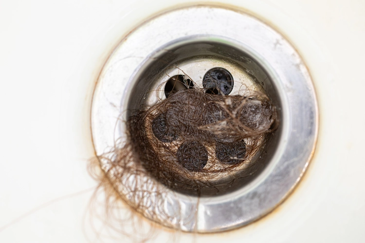 bei häufigem duschen sammeln sich haare im abfluss der badewanne ohne abflusssieb