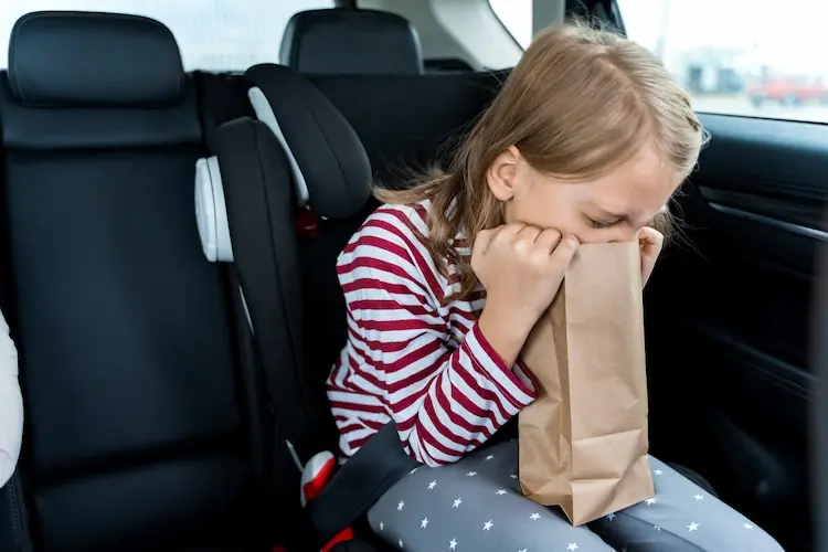 bei kleinkindern als mitfahrer erbrochenes im auto entfernen müssen