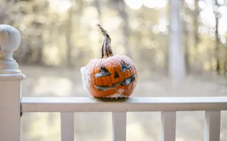 bei minustemperaturen und schnee halloween kürbis schimmelt auf einer gartenterrasse