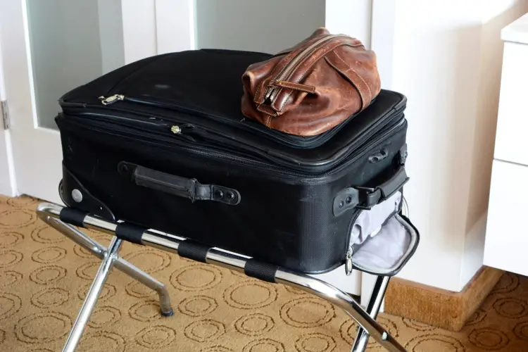 Bettwanzen vorbeugen, indem Sie Koffer im und nach dem Urlaub nie auf Betten stellen