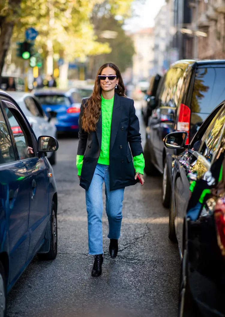 blazer und jeans kombinieren neongrün pullover trend herbst 2023
