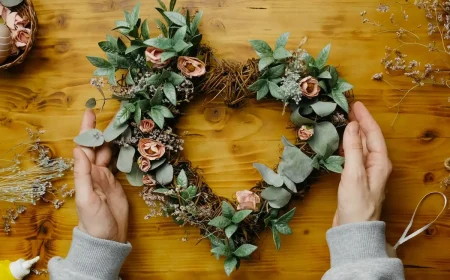 Blumenkranz in Herzform mit getrockneten Rosen Grabdeko