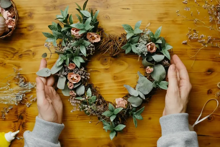 Blumenkranz in Herzform mit getrockneten Rosen Grabdeko