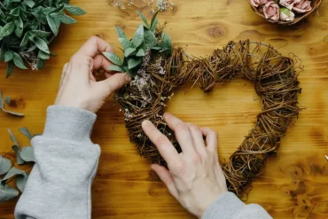 Blumenkranz mit getrockneten Blüten selber machen Anleitung