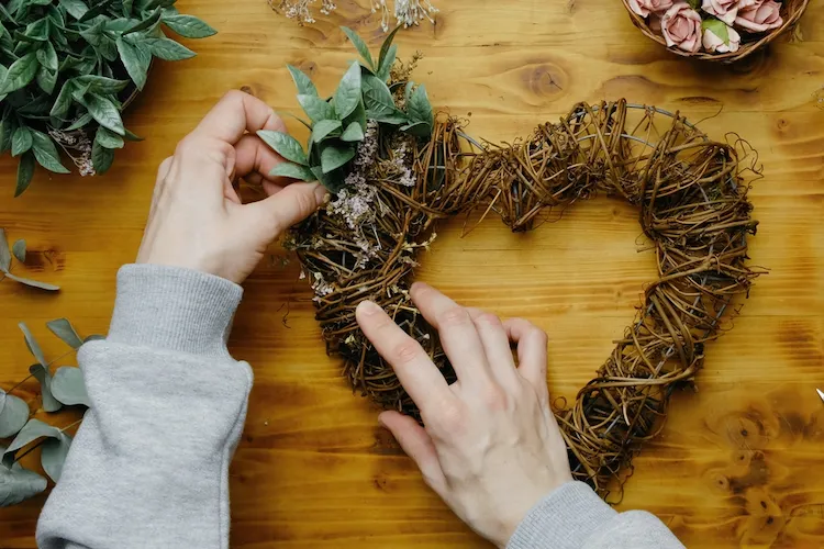 Blumenkranz mit getrockneten Blüten selber machen Anleitung 