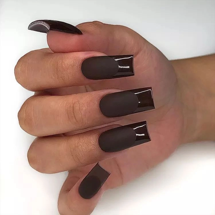 dark chocolate nails mit glänzenden spitzen