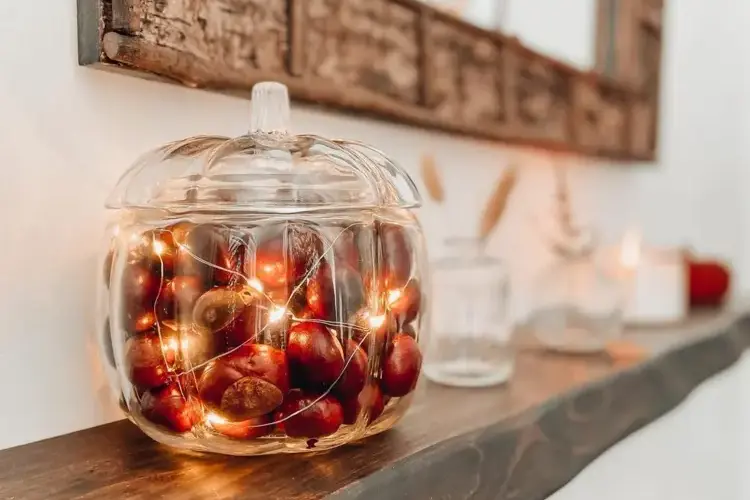 Deko mit Kastanien im Glas - Kombinieren Sie die Herbstdeko mit Lichterkette