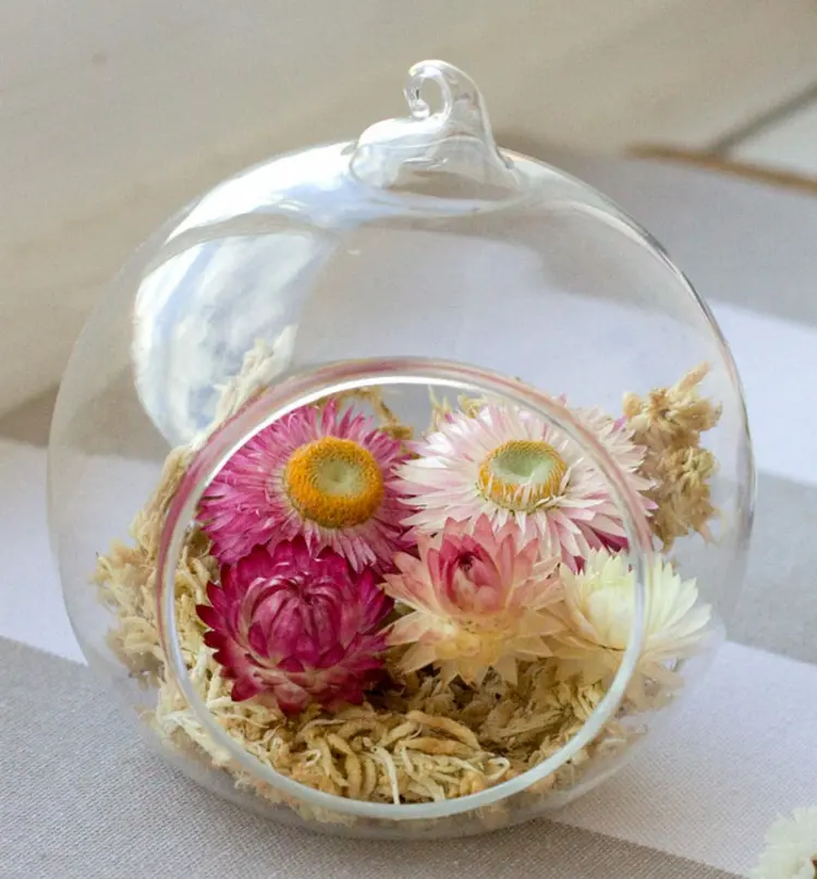 Deko mit Naturmaterialien im Glas für den Herbst mit Trockenblumen