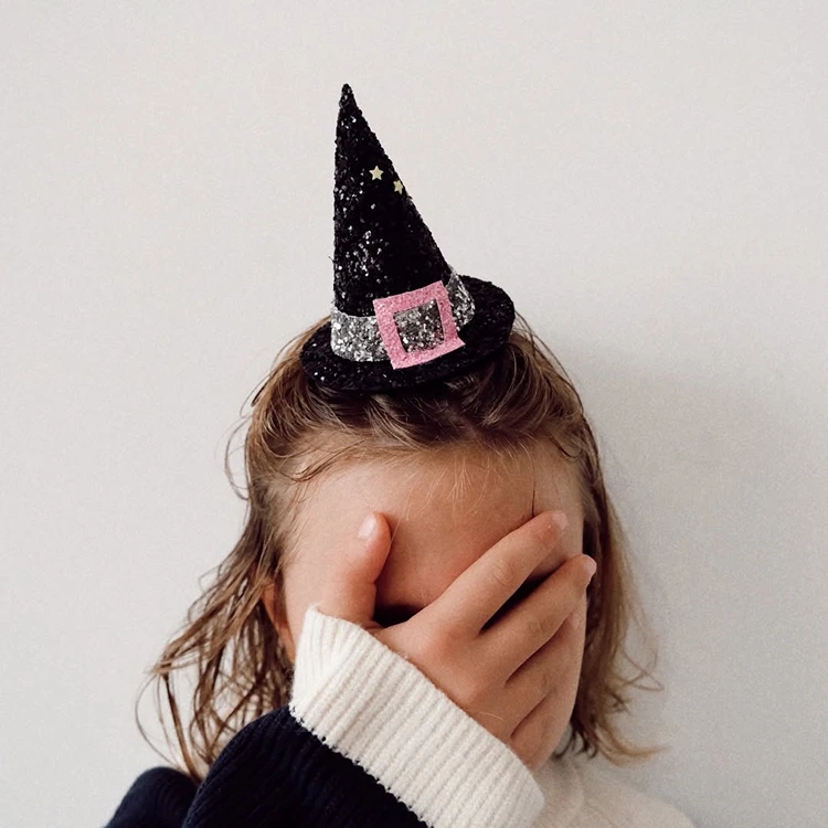 Den Hut fürs Hexenkostüm beliebig gestalten