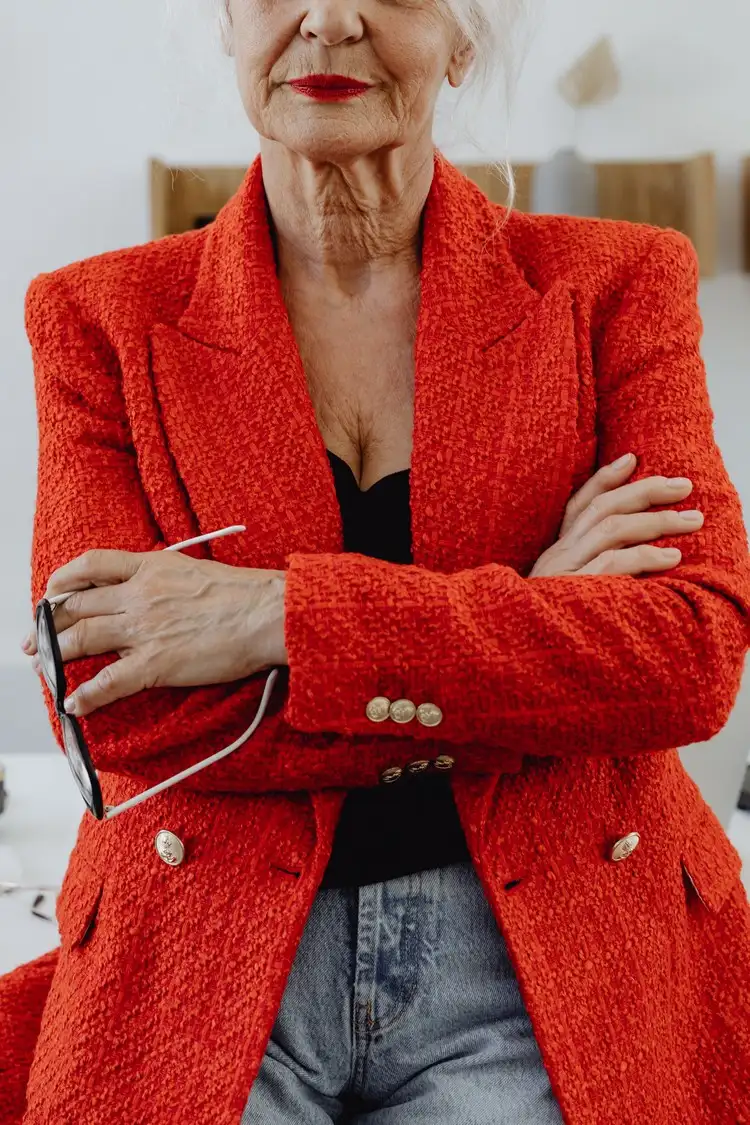 der blazer ist ein muss für jeden sporty chic look, und die rote farbe ist feminin und für jedes alter geeignet