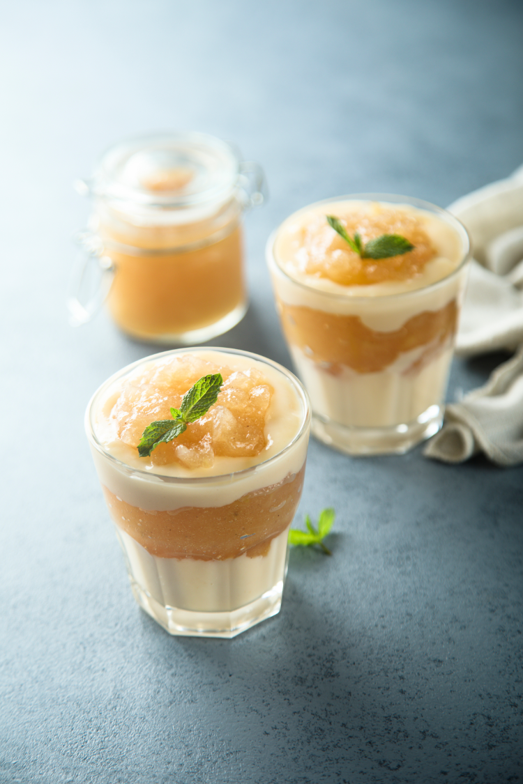 dessert mit apfelmus und mascarpone im glas