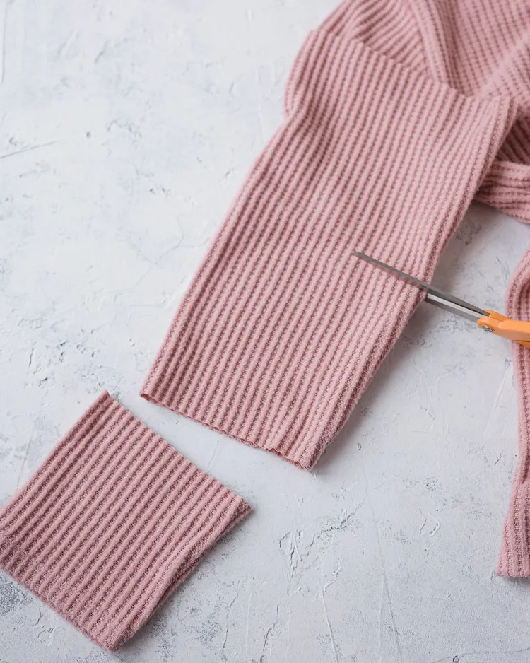 Die Ärmel eines alten Pullovers für DIY-Kürbis verwenden
