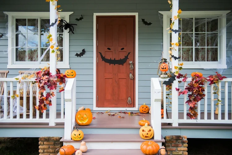 Die Haustür für Halloween in gruseliges Gesicht verwandeln