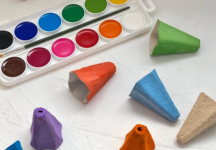 Die Kartonspitzen mit bunten Farben bemalen