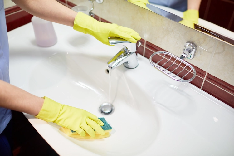 durch regelmäßige reinigung des waschbeckens angesammelte haare im abfluss verhindern