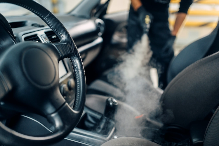 durch schnelle und effektive dampfreiniger erbrochenes aus auto entfernen können