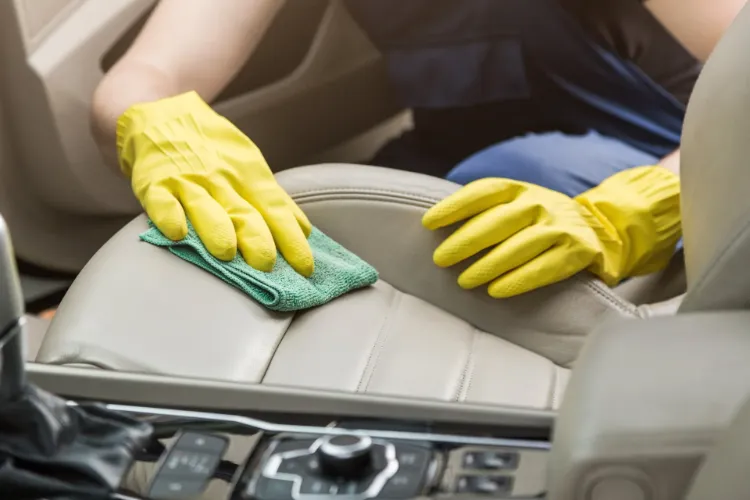 durch verwendung von natron als hausmittel gegen erbrochenes im auto ledersitze mit putztuch reinigen