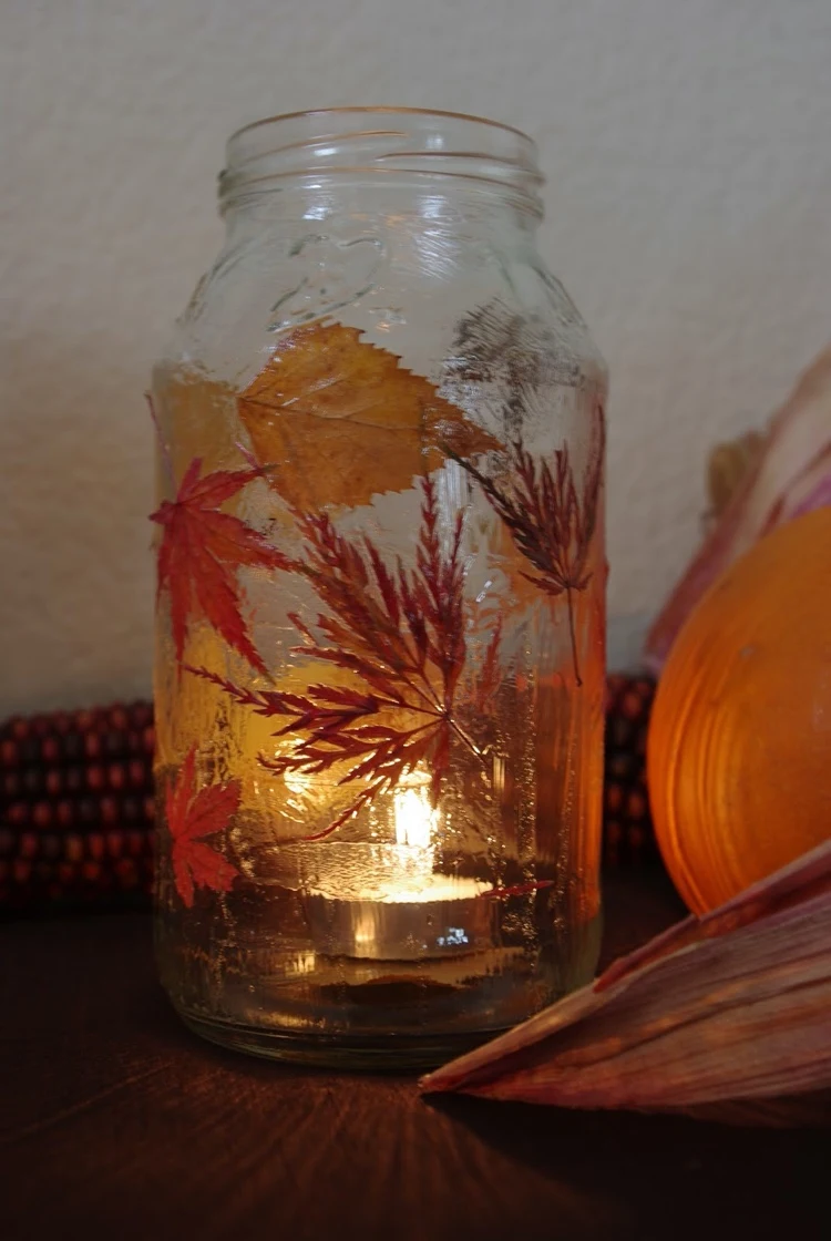 Ein Einmachglas als Laterne verwenden und herbstlich dekorieren